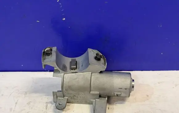 Volvo XC90 Front door lock (next to the handle) 8626324
