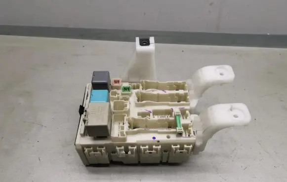 Toyota Prius (XW20) Fuse module 66016F28 8273047290