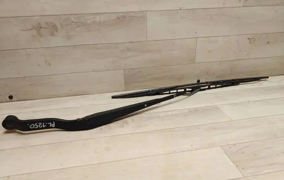 Mitsubishi Outlander Front wiper blade arm 