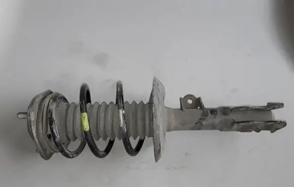 Toyota Prius (XW50) Front shock absorber/damper F332RY3335