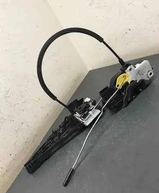 Opel Insignia A Front door lock 3023881