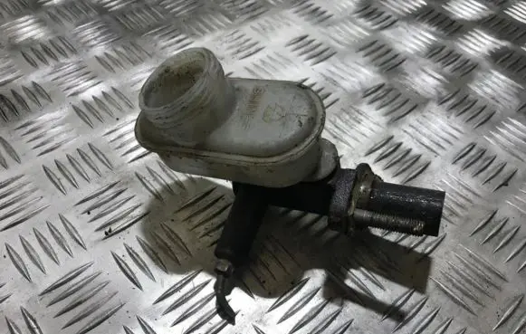 Mazda 626 Clutch master cylinder