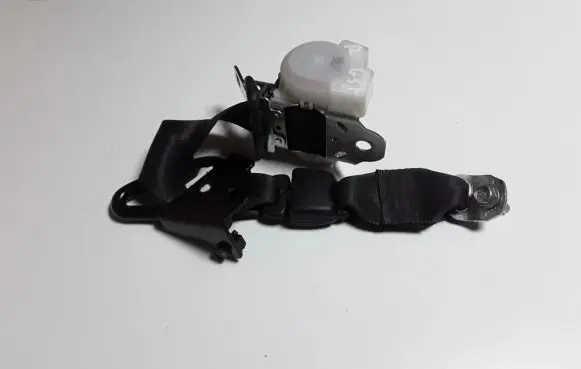 Infiniti G37 Rear seatbelt H073818