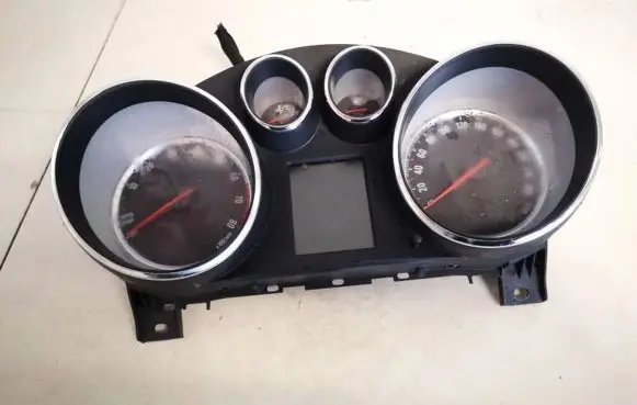 Speedometer (instrument cluster)
