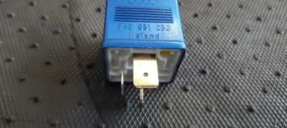 Volkswagen PASSAT B5.5 Other relay 8A0951253 899587