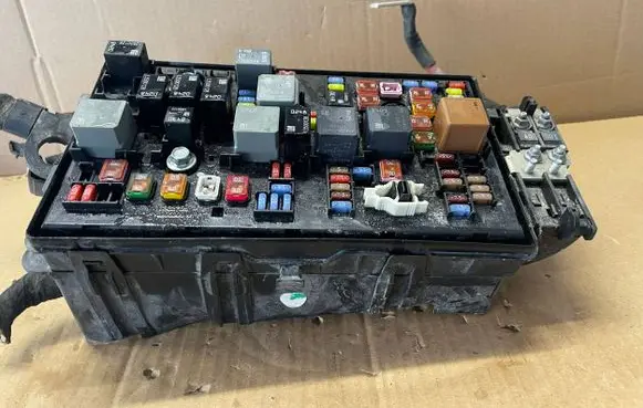 Opel Insignia A Fuse module 13275882