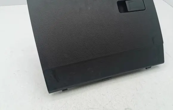 Volkswagen Golf VIII Glove box