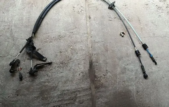 Porsche Boxster 986 Gear shift cable linkage 98642404109