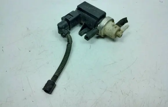 Volkswagen Polo Turbo solenoid valve 1J0906627A 72290325 04T337