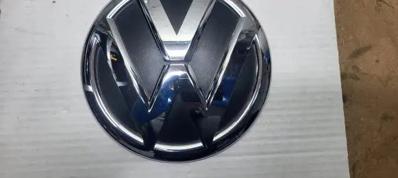 Volkswagen Amarok Manufacturer badge logo/emblem 