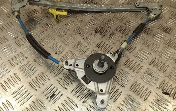 Rear door manual window regulator