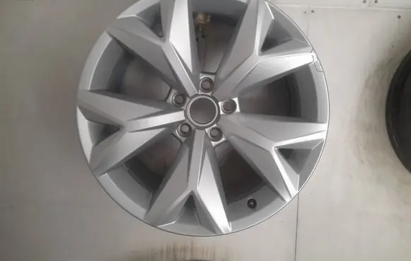 Volkswagen Atlas R18 alloy rim 3QF601025L