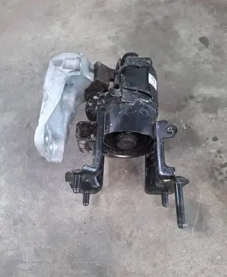 Toyota RAV 4 (XA50) Engine mounting bracket
