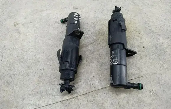 Volkswagen Golf VI Headlight washer spray nozzle