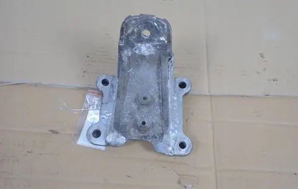 Jaguar XJ X351 Engine mounting bracket 