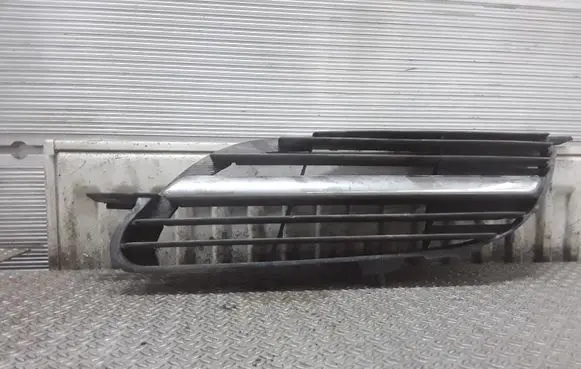 Nissan Almera Tino Front bumper upper radiator grill 62332BU000