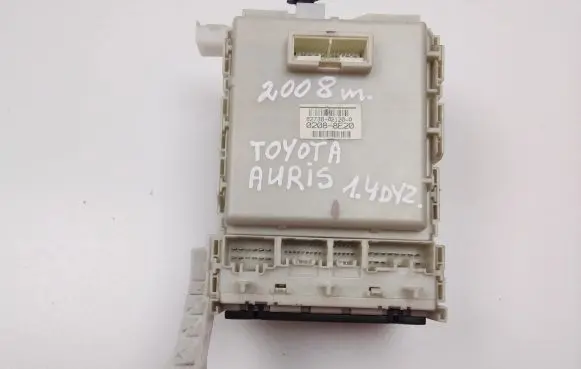 Toyota Auris 150 Fuse module 8273002120A