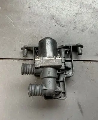 BMW 5 E60 E61 Coolant heater control valve 6920226 060720