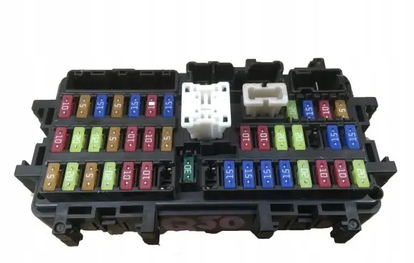 Infiniti Q50 Fuse module