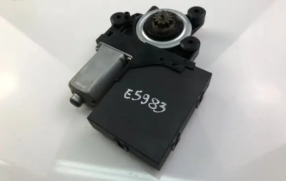 Volvo S40 Front door window regulator motor 979038100