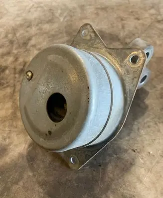 Engine mount bracket