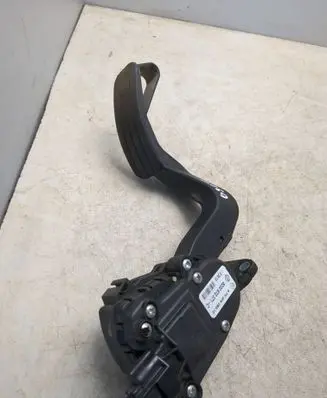 Accelerator throttle pedal