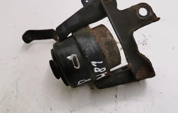Toyota Avensis T250 Engine mount bracket