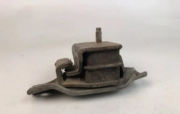 Subaru Legacy Engine mount bracket