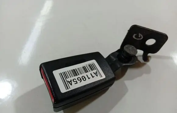 Opel Astra J Rear seatbelt buckle 401266978