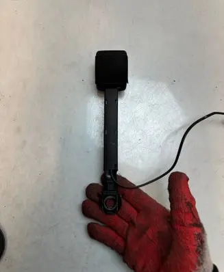 Seat Ibiza V (KJ) Front seatbelt buckle 321213