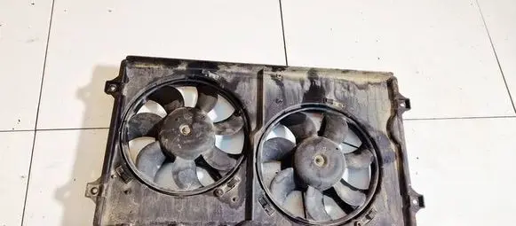 Radiator cooling fan shroud