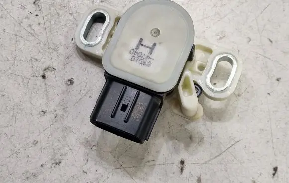 Toyota C-HR I Brake pedal sensor switch 8951047040