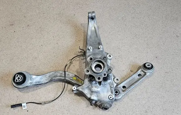 BMW 5 G30 G31 Front wheel hub spindle knuckle 6884385 6861181