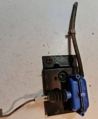 Audi 100 S4 C4 Central locking vacuum pump 443862153B