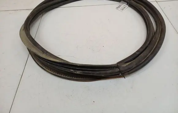 Renault Clio III Trunk rubber seal (body)