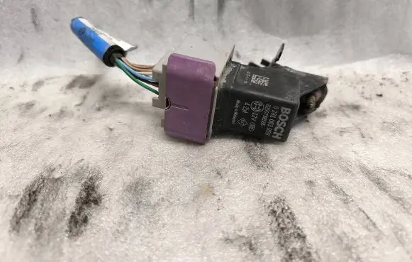 Renault Trafic III (X82) Glow plug pre-heat relay 0281003050 240118124R 8200798585