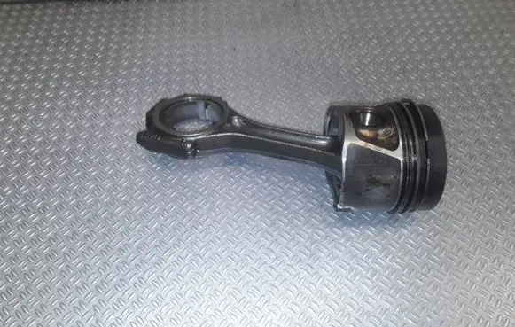 Volkswagen PASSAT B6 Piston with connecting rod 