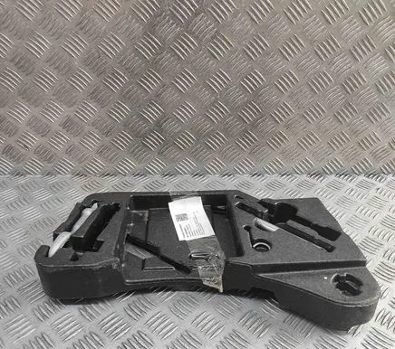 Volkswagen Touareg II Tool set 7P6012112A