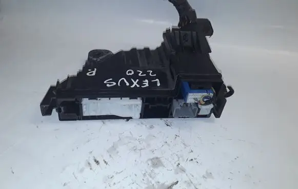 Lexus IS 220D-250-350 Fuse module 8271253060