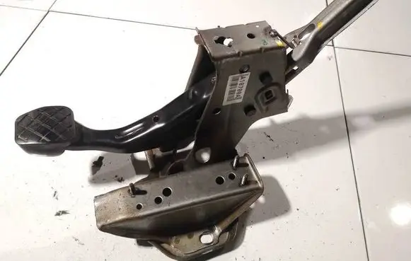 Volkswagen Polo IV 9N3 Brake pedal 