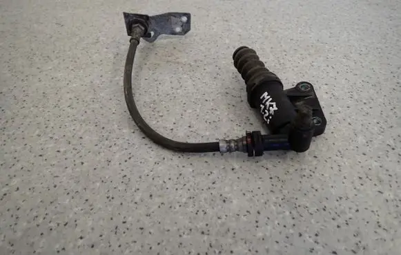 Suzuki Swift II Clutch slave cylinder 