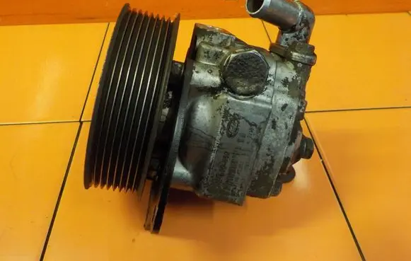 Land Rover Discovery 3 - LR3 Power steering pump QVN500660
