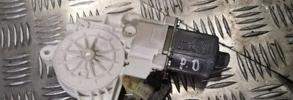 Mercedes-Benz C W204 Front door window regulator motor a2048200242