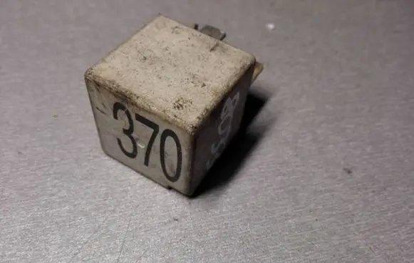 Volkswagen PASSAT B5.5 Other relay 8D0951253