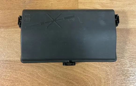 Opel Insignia A Fuse box cover 13222784