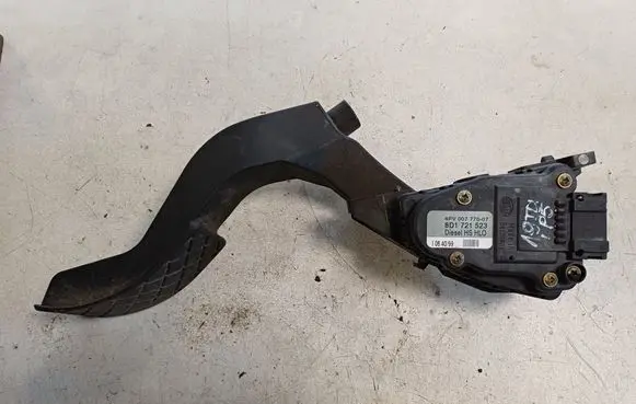 Accelerator throttle pedal