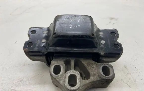 Volkswagen Tiguan Engine mount bracket
