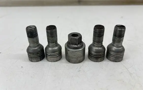 Volkswagen ID.3 Anti-theft wheel nuts and lock 