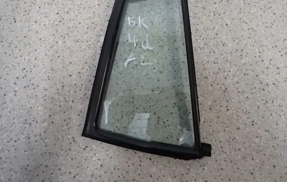 Mazda 3 I Sliding door window/glass