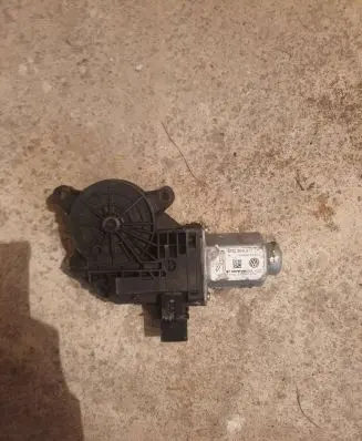 Volkswagen Jetta VI Front door window regulator motor 6R0959811D 1L8696020 1118696089